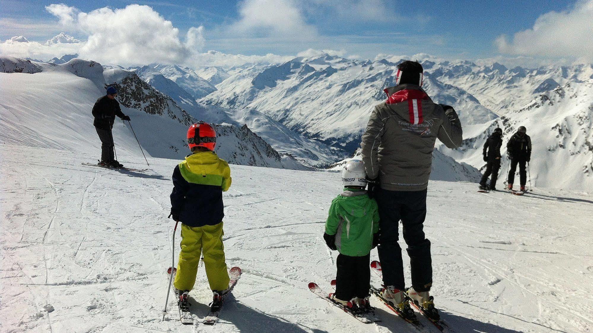 ניוסטיפט אים סטובאיטל Alpenhotel Tirolerhof מראה חיצוני תמונה